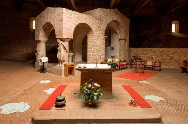 Blick ins Innere der Pfarrkirche St. Willibrord - Ortsgemeinde Waldweiler